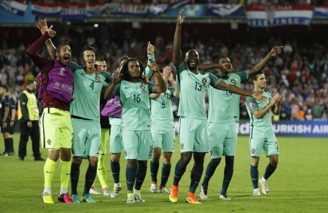 Football Soccer - Croatia v Portugal - EURO 2016 - Round of 16 - Stade Bollaert-Delelis, Lens, France - 25/6/16nPortugal players celebrate after the gamenREUTERS/Gonzalo Fuentes/ Livepic