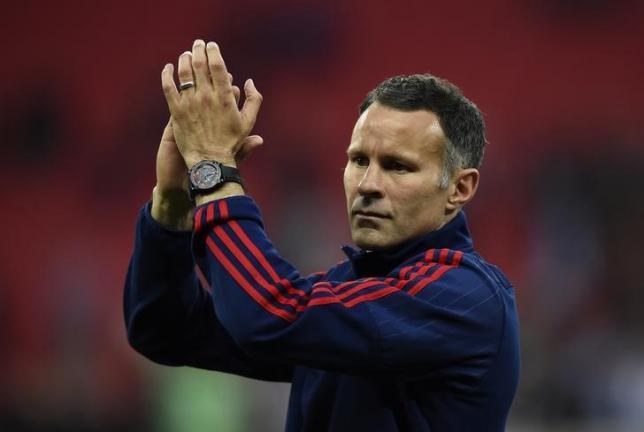 Britain Football Soccer - Crystal Palace v Manchester United - FA Cup Final - Wembley Stadium - 21/5/16nManchester United assistant manager Ryan Giggs celebrates after winning the FA Cup  nReuters / Dylan Martinez/ Livepic/ Files