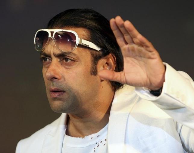 Bollywood actor Salman Khan speaks to the media at the launch of the second season of TV quiz show Dus Ka Dum in Mumbai May 21, 2009. REUTERS/Manav Manglani/Files