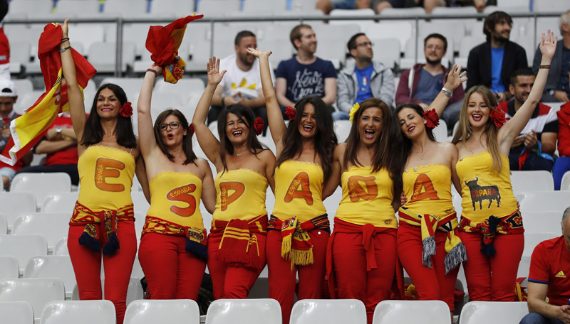 Spain fans cheer players prior to their Euro 2016 Round of 16 soccer match against Italy at Stade de France, Saint-Denis near Paris, in France, on Monday, June 27, 2016. Photo: Reuters