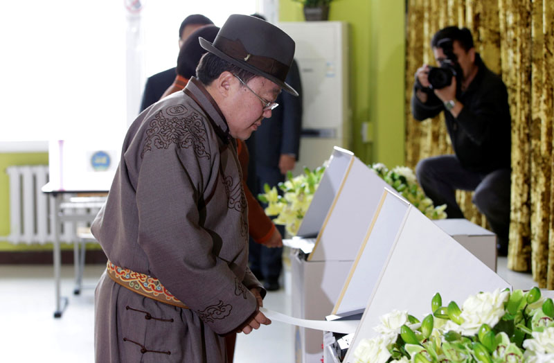 Mongolian President Tsakhiagiin Elbegdorj votes for the parliamentary elections at a polling station in downtown Ulaanbaatar, Mongolia, June 29, 2016. Photo: Reuters/File