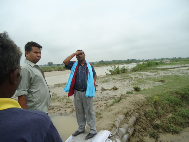 Minister for Irrigaton, Umesh Kumar Yadav (Red jacket) inspects the damages induced by the floods from the Khando River at Sakarapur VDC in Saptari district on Sunday, June 26, 2016. Photo: Byas Shankar Upadhyaya