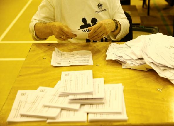 Workers begin counting ballots after polling stations closed in the Referendum on the European Union in Islington, London, Britain, June 23, 2016.        REUTERS/Neil Hall