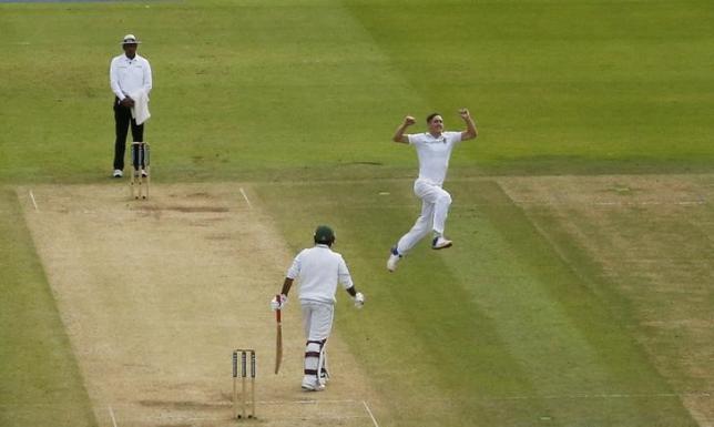 Britain Cricket - England v Pakistan - First Test - Lord?s - 16/7/16nEngland's Chris Woakes celebrates taking the wicket of Pakistan's Sarfraz Ahmed nAction Images via Reuters / Andrew BoyersnLivepic