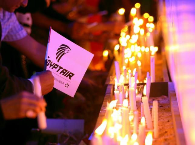 People light candles during a candlelight vigil for the victims of EgyptAir flight 804, at the Cairo Opera house in Cairo, Egypt May 26, 2016. REUTERS/Mohamed Abd El Ghany - RTX2EDZG