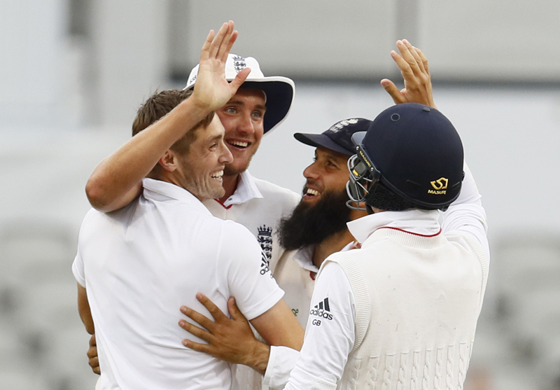 England's Chris Woakes celebrates taking the wicket of Pakistan's Mohammad Amir with Stuart Broad, Moeen Ali and teammatesn during Second Test match at Old Trafford, on Monday, July 25, 2016. Photo: Reuters