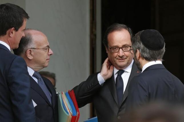 French President Francois Hollande (2ndR) speaks with France's Chief Rabbi Haim Korsia (R), Interior Minister Bernard Cazeneuve (2ndL) and Prime Minister Manuel Valls after a meeting with the French President and representatives of religious communities at the Elysee Palace in Paris, France, a day after a priest was killed with a knife and another hostage seriously wounded in an attack on a church in Saint-Etienne-du-Rouvray carried out by assailants linked to Islamic State, July 27, 2016.  REUTERS/Benoit Tessier