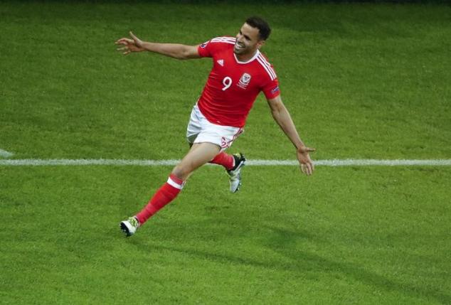 Football Soccer - Wales v Belgium - EURO 2016 - Quarter Final - Stade Pierre-Mauroy, Lille, France - 1/7/16 - Wales' Hal Robson-Kanu celebrates after scoring a goal.   REUTERS/Charles Platiau