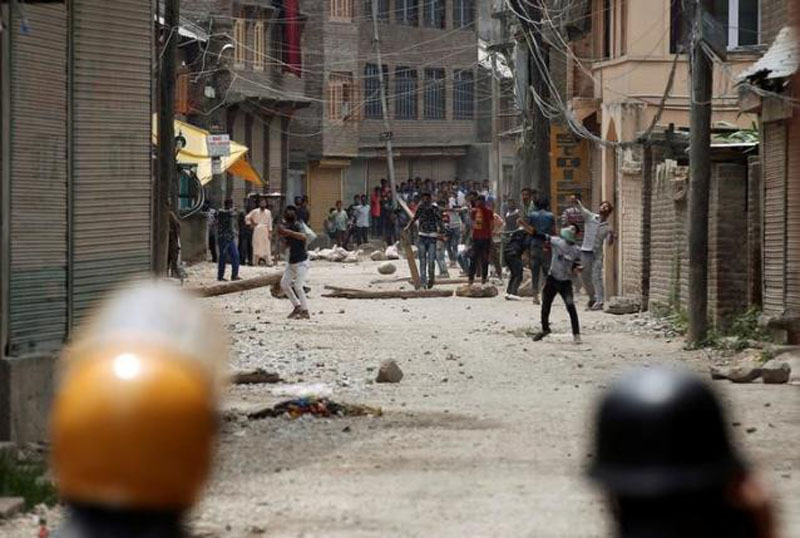 Protesters throw stones towards police during a protest against the killing of Burhan Wani, a separatist militant leader, in Srinagar, July 10, 2016. Photo: Reuters