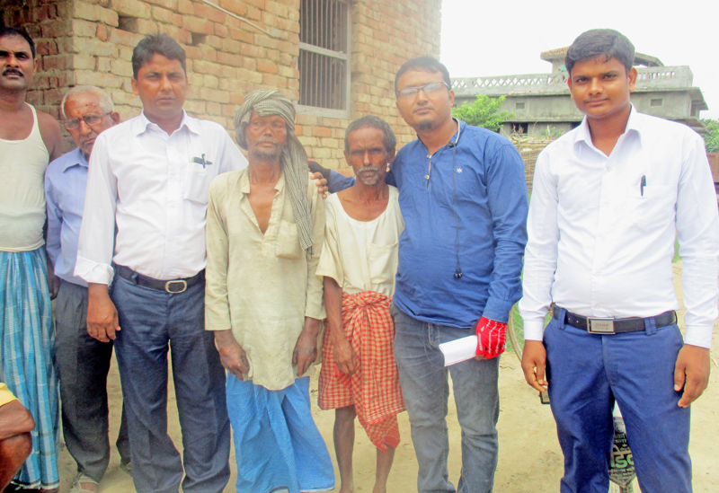 Representatives of the non-governmental organization Ananda Ban reconciling leprosy patient Inar Dev Ram (fourth from right) with his family, in Basantapatti VDC, Rautahat, on Thursday, July 14, 2016. Photo: THT