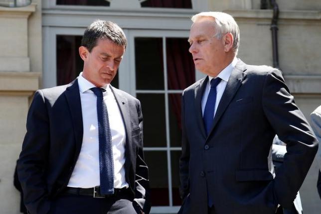 French Prime Minister Manuel Valls (L) and Foreign Minister Jean-Marc Ayrault talk before a visit to the Interministerial Victim Support Unit (CIAV) at the Foreign Ministry in Paris, France, July 16, 2016.     REUTERS/Matthieu Alexandre/Pool