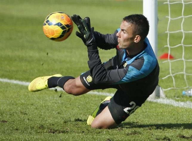 Australian national soccer team Socceroos goalkeeper Mark Birighitti blocks the ball during a training session in Sydney May 23, 2014. The 2014 FIFA World Cup, hosted by Brazil, will begin on June 12.   REUTERS/Jason Reed   (AUSTRALIA - Tags: SPORT SOCCER WORLD CUP) - RTR3QGXU