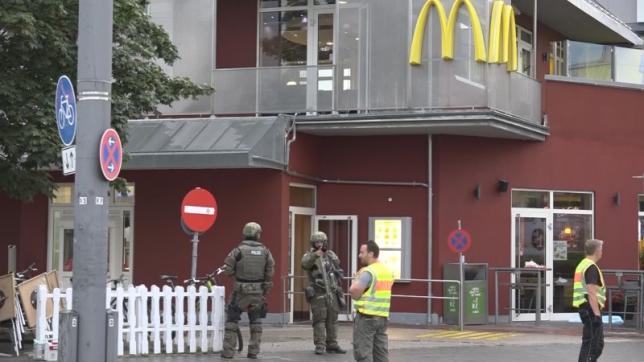 A screen grab taken from video footage shows special forces police officers standing guard next to a fast foot restaurant following a shooting rampage at the Olympia shopping mall in Munich, Germany July 22, 2016.     REUTERS/Non-stop News/Handout via Reuters TV