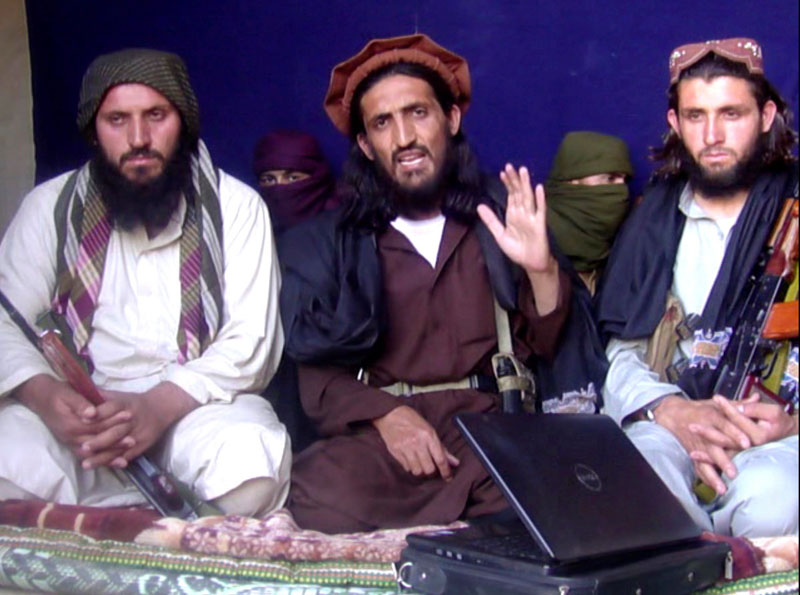 Omar Khalid Khorasani (centre), also known as Umar Narai or Khalifa Umar Mansoor, a top Pakistan Taliban commander, gives an interview in Pakistan's Mohmand tribal region on June 2, 2011. Photo: Reuters