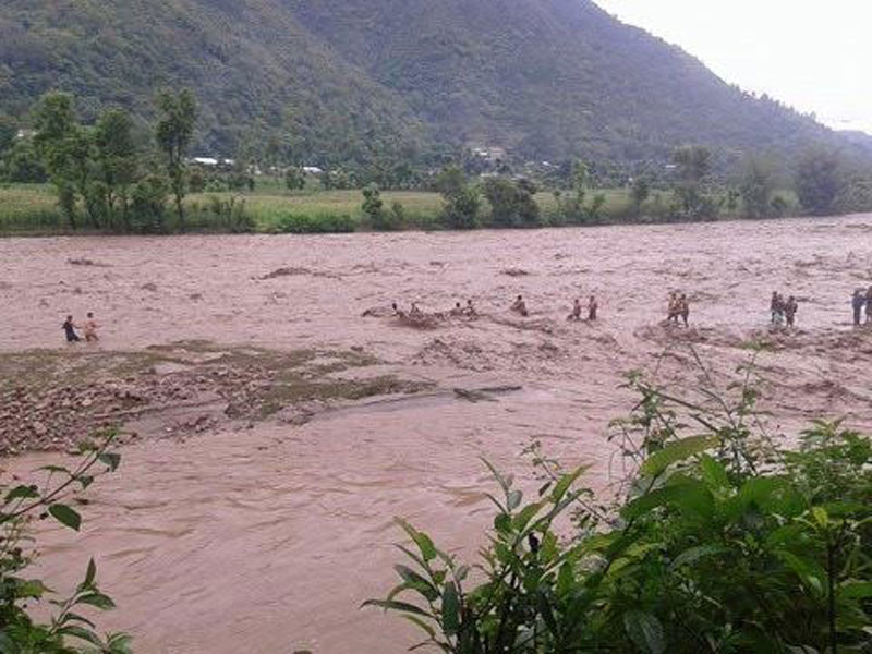 Seven labourers stranded at Jhimruk River being rescued. Photo: THT