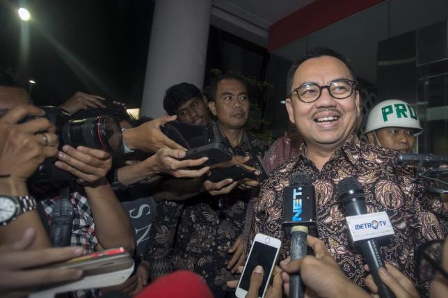 Indonesia's Energy Minister Sudirman Said (R) speaks with journalists outside the Attorney General's Office in Jakarta, Indonesia December 8, 2015 in this photo taken by Antara Foto.  REUTERS/Widodo S. Jusuf/Antara Foto