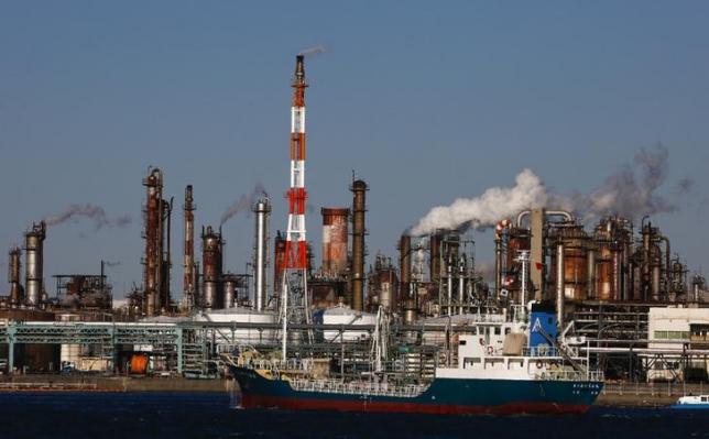 A ship passes a petro-industrial complex in Kawasaki near Tokyo December 18, 2014. REUTERS/Thomas Peter/Files
