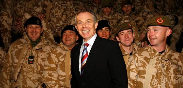 Britain's Prime Minister Tony Blair (C) visits British troops in Basra, southern Iraq December 17, 2006.    REUTERS/Eddie Keogh/File Photo