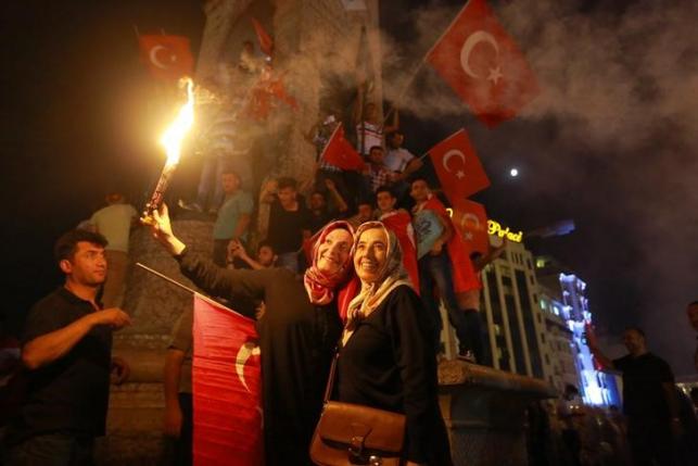 Supporters of Turkish President Tayyip Erdogan gather at Taksim Square in central Istanbul, Turkey, July 16, 2016. REUTERS/Kemal Aslan