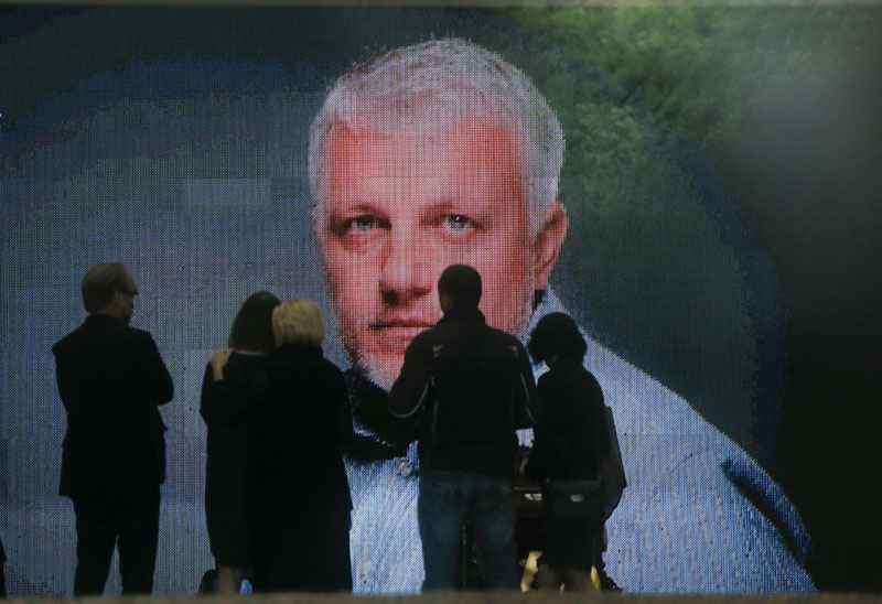 A portrait is displayed as colleagues and people gather at the coffin of Pavel Sheremet to pay their respects at his memorial ceremony in Kiev, Ukraine, on Friday, July 22, 2016. Photo: AP