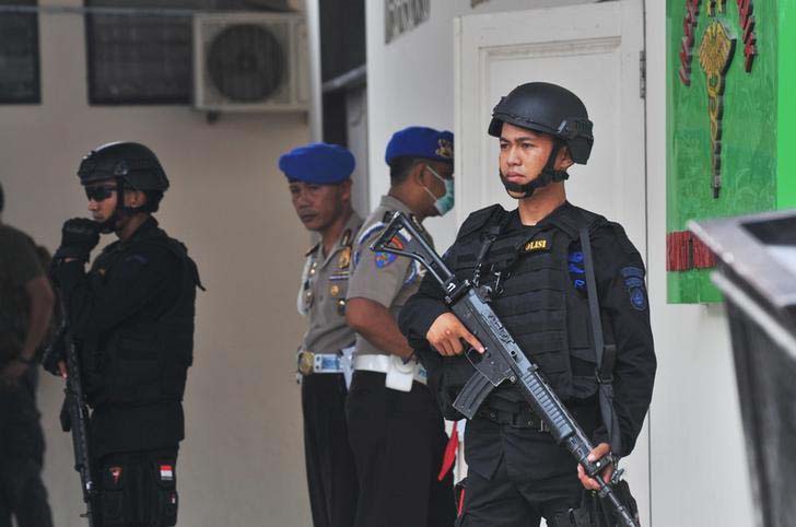Indonesian security forces stand guard at the hospital where a body believed to be that of the country's most-wanted militant, Santoso is lying in Palu, Central Sulawesi, Indonesia on July 19, 2016. Photo: Reuters Thomson Foundation