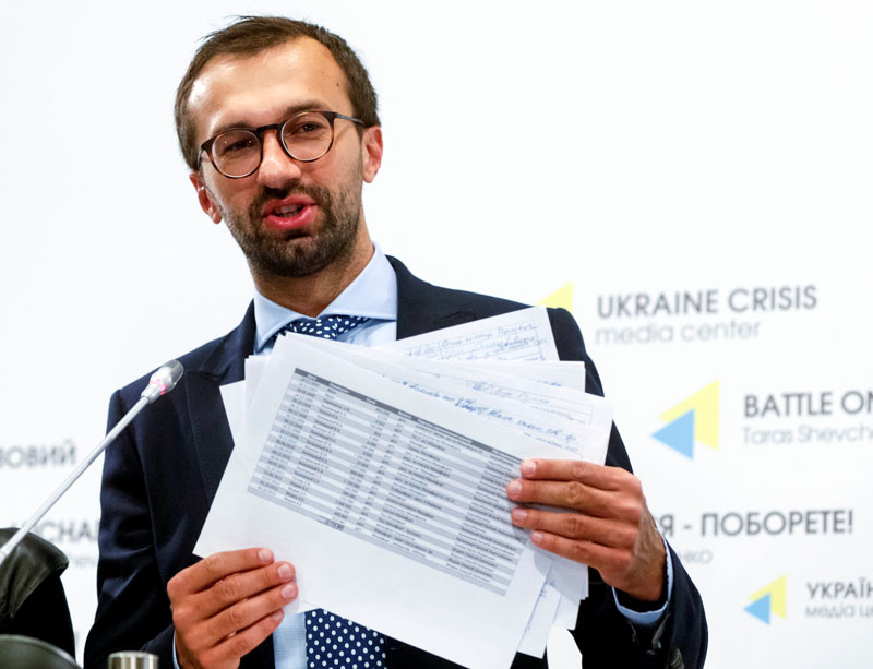 Ukrainian lawmaker Serhiy Leshchenko displays papers from secret ledgers belonging to Party of Regions of former Ukraine's President Viktor Yanukovich during a news conference in Kiev, Ukraine, August 19, 2016. Photo: REUTERS