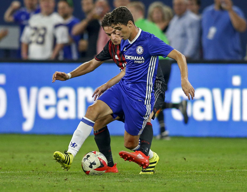 Chelsea midfielder Oscar (front) dribbles away from AC Milan midfielder Giacomo Bonaventura during the second half of a friendly soccer match on Wednesday, August 3, 2016, in Minneapolis. Chelsea won 3-1. Photo: AP