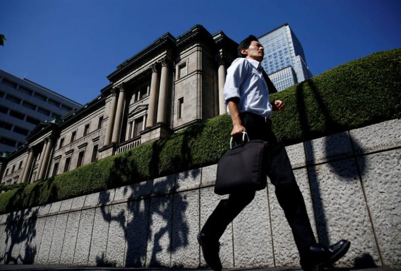 A man runs past the Bank of Japan (BOJ) building in Tokyo, Japan, on July 29, 2016. Photo: Reuters