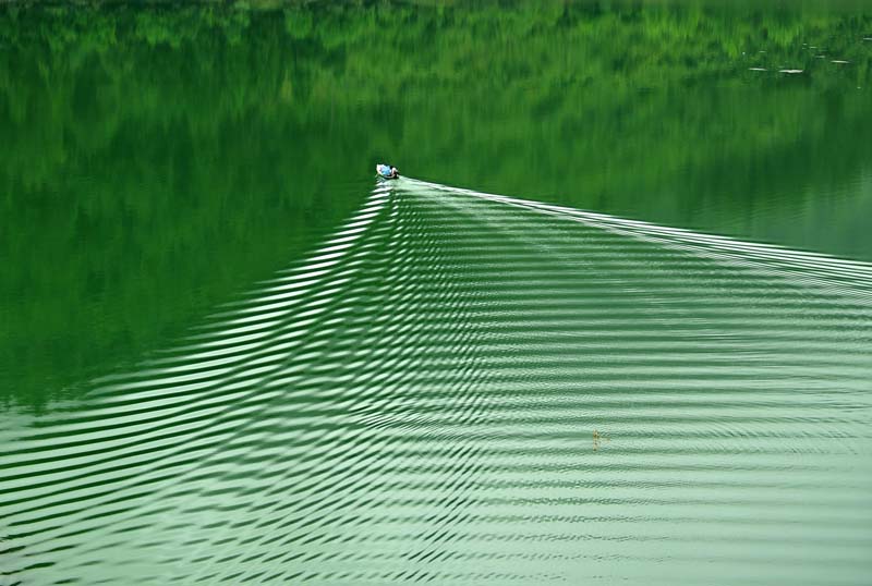 A man takes a fishing boat on a lake in Shi'en, Hubei Province, China on August 4, 2016. Photo: Reuters