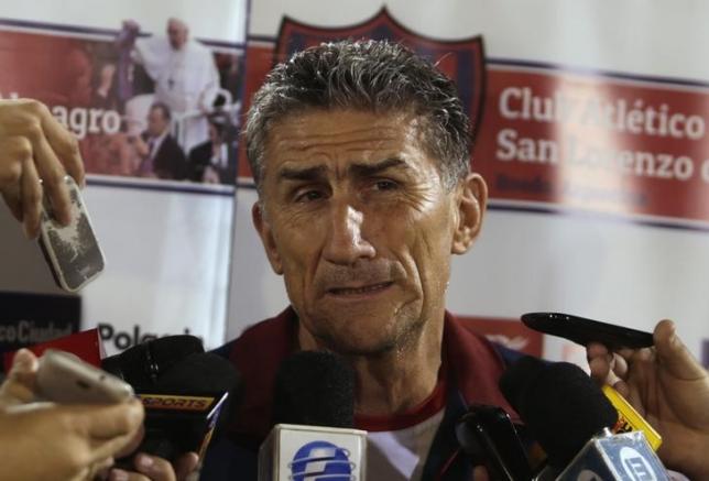 Coach Edgardo Bauza of Argentina's San Lorenzo speaks to members of the media after a training session at the Defensores del Chaco stadium in Asuncion August 5, 2014. REUTERS/Jorge Adorno/Files