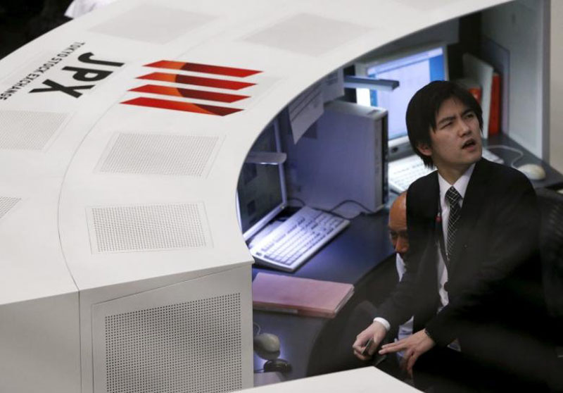 Employees of the Tokyo Stock Exchange (TSE) work at the bourse in Tokyo, Japan, on February 9, 2016. Photo: Reuters