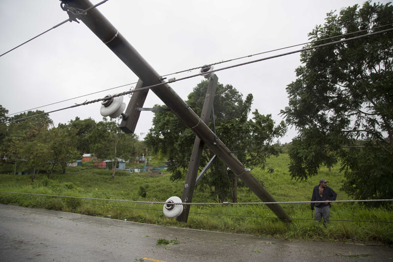 Power lines collapsed by Hurricane Earl hinder traffic on the road from Flores, in Peten, the northern Guatemalan border state with Belize, on Thursday, August 4, 2016. Photo: AP