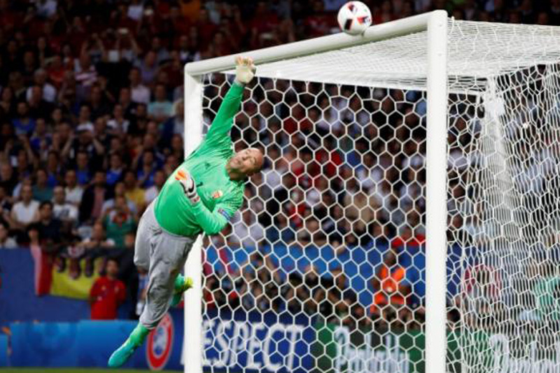 Hungary's Gabor Kiraly makes a save from a free kick during Round of 16 European Championships against Belgium at Stadium de Toulouse, in France, on June 26, 2016. Photo: Reuters