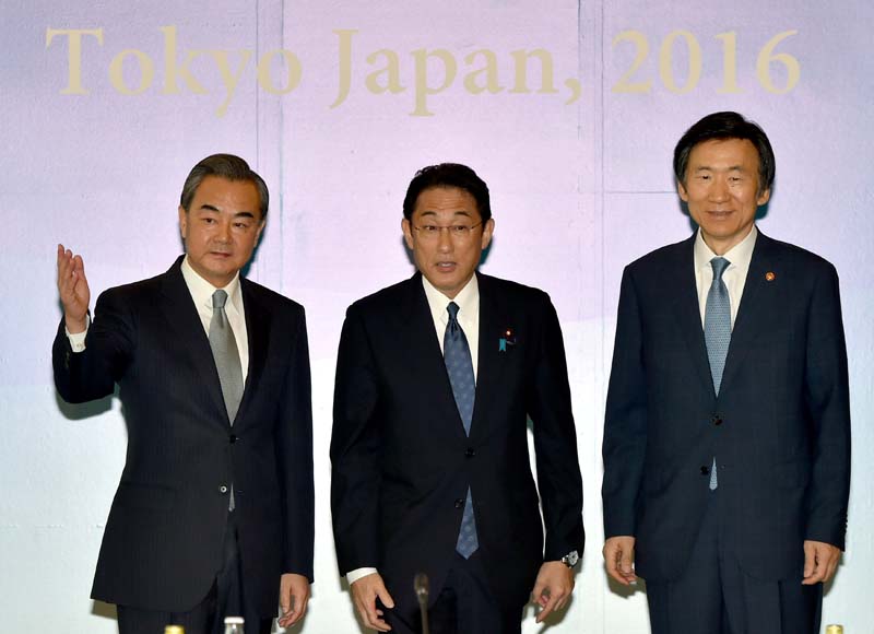 Japanese Foreign Minister Fumio Kishida (C) poses with Chinese Foreign Minister Wang Yi (L) and South Korean Foreign Minister Yun Byung-Se to photographers before their trilateral foreign minister's meeting in Tokyo, Japan, on August 24, 2016. Photo: Reuters