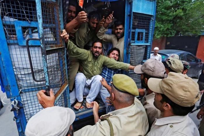 Supporters of Kashmiri lawmaker Sheikh Abdul Rashid, also known as Engineer Rashid, shout slogans from a police vehicle after being detained during a protest in Srinagar against the recent killings in Kashmir, August 12, 2016. REUTERS/Danish Ismail