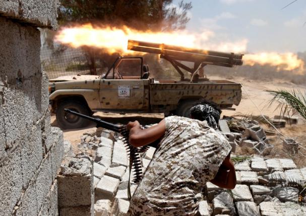 Libyan forces allied with the U.N.-backed government fire weapons during a battle with IS fighters in Sirte, Libya, July 21, 2016. REUTERS/Goran Tomasevic