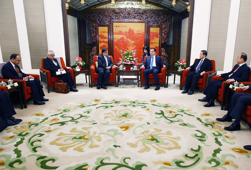 Nepal Premier's special envoy Krishna Bahadur Mahara, left center, and China's Premier Li Keqiang, right center, hold a meeting in Zhongnanhai Leadership Compound in Beijing, China, on August 17, 2016. Photo: Wu Hong via AP