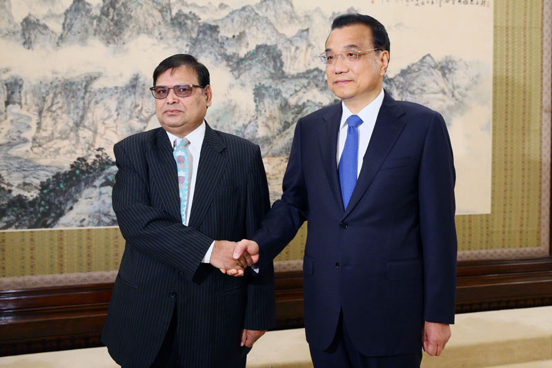 Nepal Premier's special envoy Krishna Bahadur Mahara (left) shakes hands with China's Premier Li Keqiang ahead of a meeting in Zhongnanhai Leadership Compound in Beijing, China, on Wednesday, August 17, 2016. Photo: Wu Hong via AP