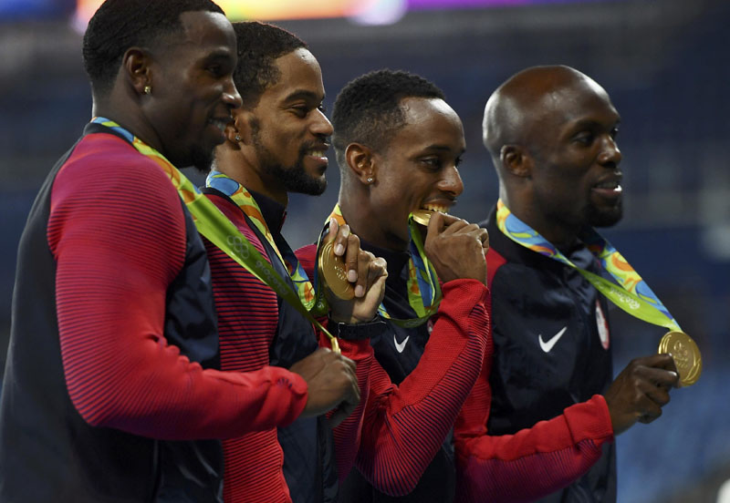 Gold winners Gil Roberts, Arman Hall, Tony McQuay and LaShawn Merritt of USA pose with their medals after winning men's 4 x 400m relay during 2016 Rio Olympics in Rio de Janeiro, Brazil, on August 20, 2016. Photo: Reuters