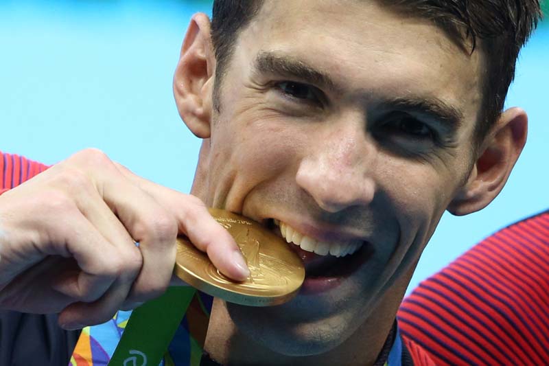 Michael Phelps (USA) of USA poses with his gold medal after winning Men's 4 x 200m Freestyle Relay at the Olympic Aquatics Stadium in Rio de Janeiro, Brazil on August 9, 2016. Photo: Reuters