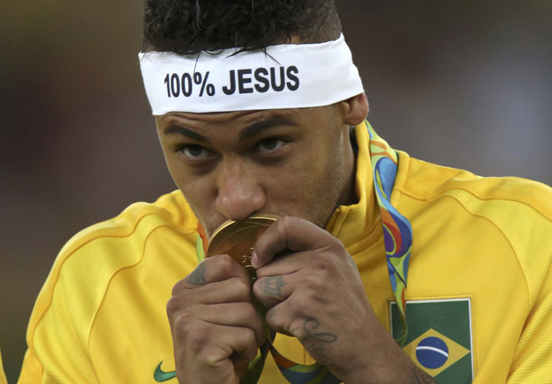Neymar of Brazil kisses his gold medal after Brazil winning Men's Football Tournament during 2016 Rio Olympics in Rio de Janeiro, Brazil, on August 20, 2016. Photo: Reuters