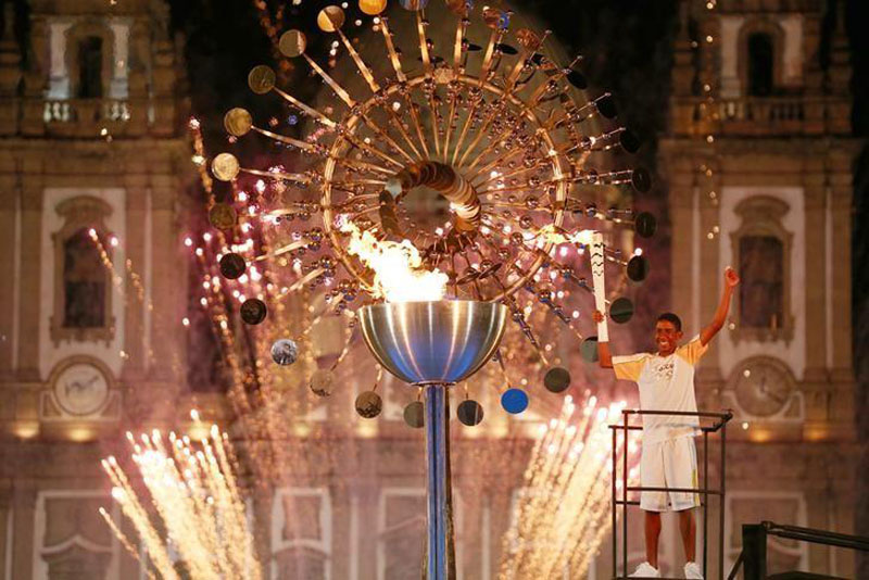 The Olympic cauldron is lit by Jorge Alderto de Oliveira Gomes in front of the Candelaria church in central Rio de Janeiro, on August 5, 2016. Photo: Reuters
