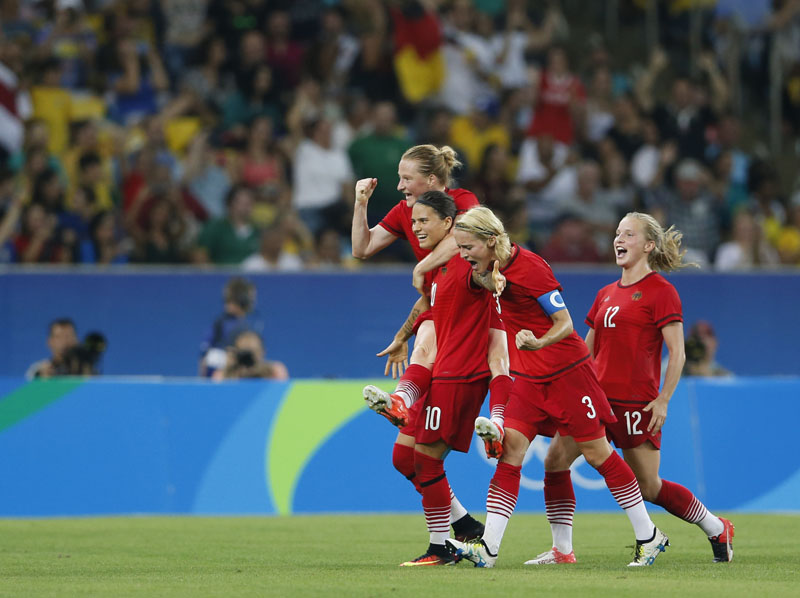 Germany's Dzsenifer Marozsan (10) celebrates with her teammates scoring hers side's first goal during the final of the women's Olympic football tournament between Germany and Sweden at Maracana stadium in Rio de Janeiro, Brazil, on Friday, August 19, 2016. Photo: AP
