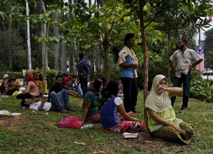 Refugees, many of whom say they are Rohingya, wait for access to the United Nations High Commission for Refugees (UNHCR) building in Kuala Lumpur, Malaysia, August 11, 2015. REUTERS/Olivia Harris/Files