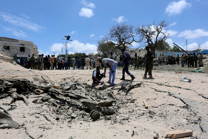 Somali security forces assess the scene of a car bomb claimed by al Shabaab Islamist militants outside the president's palace in the Somali capital of Mogadishu, on Tuesday, August 30, 2016. Photo: Reuters