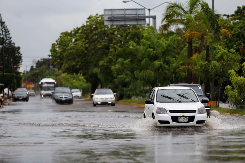 Cars travel through a flooded street as Mexico's Baja California peninsula braced for tropical storm Javier in Mazatlan, Mexico, August 8, 2016.Photo: REUTERS