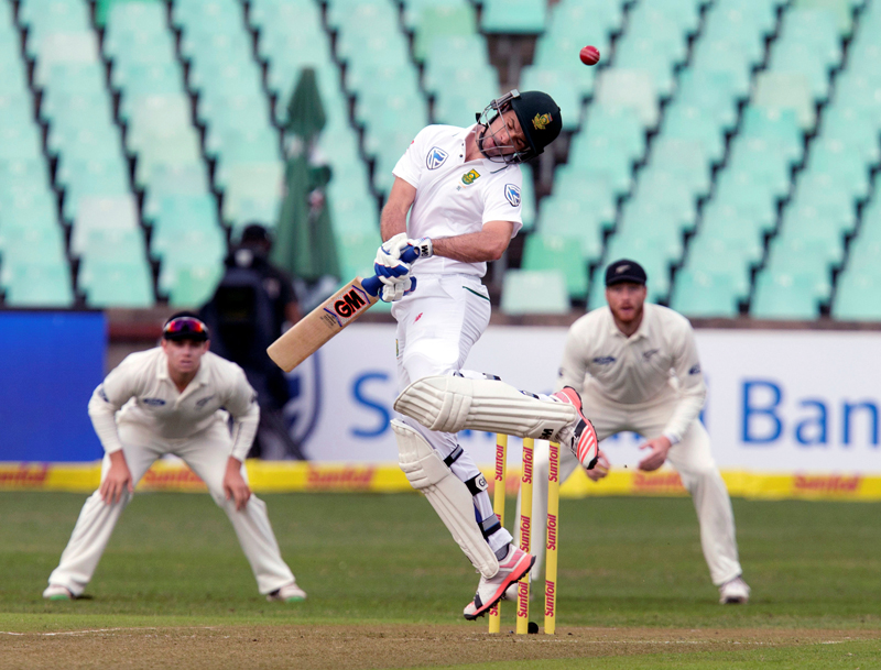 South Africa's Stephen Cook avoids a short pitched delivery during the first cricket test match against New Zealand in Durban, South Africa, August 19, 2016. Photo: Reuters
