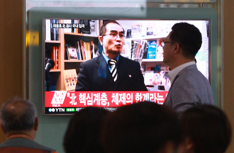 FILE - People watch a TV news program showing a file image of Thae Yong Ho, a minister at the North Korean Embassy in London, at Seoul Railway Station in Seoul, South Korea, on Wednesday, August 17, 2016. Photo: AP
