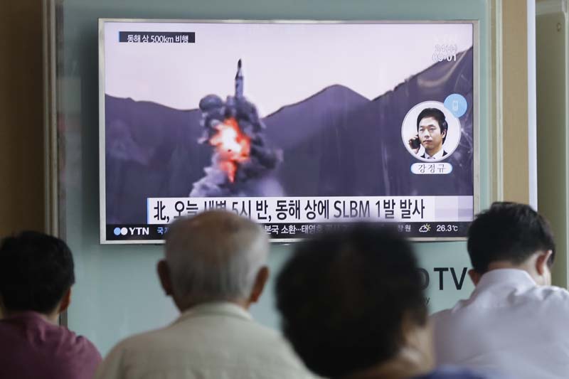 People watch a TV news programme showing a file footage of North Korea's ballistic missile that the North claimed to have launched from underwater, at Seoul Railway station in Seoul, South Korea, on Wednesday, August 24, 2016. Photo: AP
