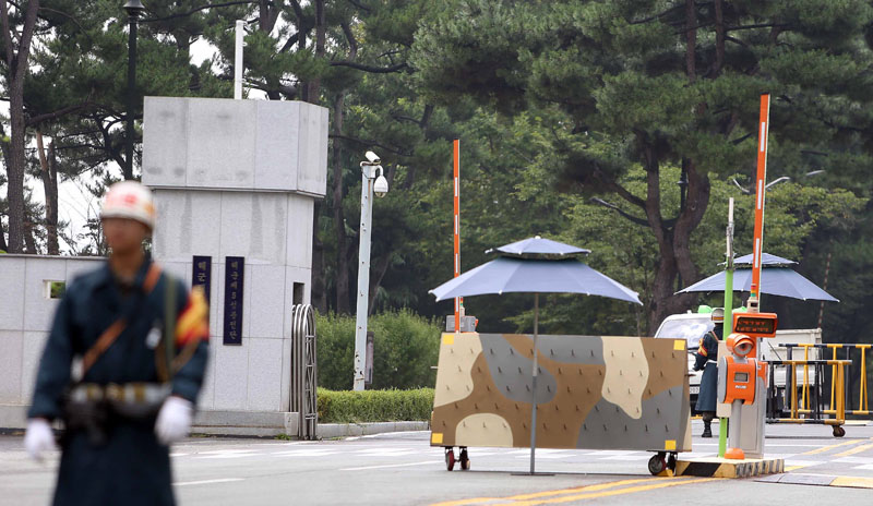 A South Korean navy soldier stands guard at a naval base in Jinhae, South Korea, on Tuesday, August 16, 2016. Photo: Park Jung-hyun/Yonhap via AP